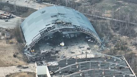 Die zerstörte Antonow An-225 am Flughafen von Hostomel. Sie war das größte betriebsbereite Flugzeug der Welt.
