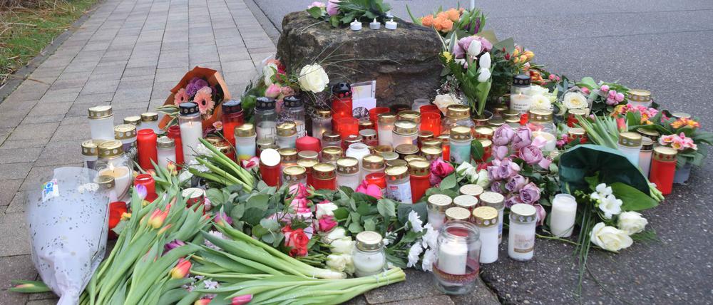 Blumen und Kerzen zum Gedenken an das Opfer liegen vor einer Schule. Bei der Gewalttat in der Schule ist nach Angaben der Polizei eine Schülerin von einem Schüler getötet worden.