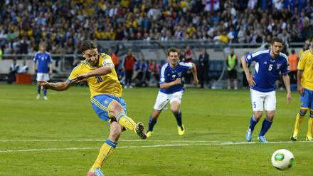 Mit rechts. Schwedens Zlatan Ibrahimovic besiegte die Faröer im Alleingang.