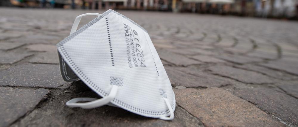 Ganz gibt sie noch nicht auf: Auch weiterhin werden im Berliner Stadtbild Schutzmasken wie diese zum Alltag dazugehören. 