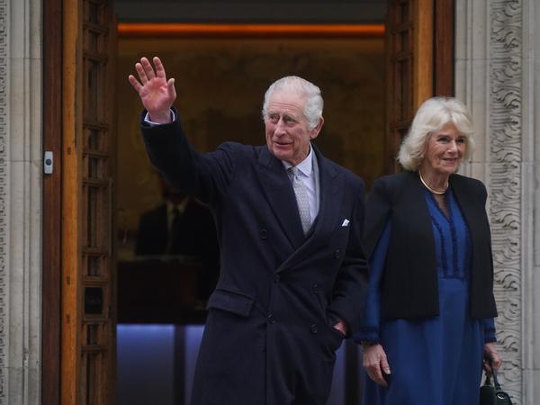 König Charles III. und Königin Camilla verlassen die Londoner Klinik im Zentrum Londons, wo sich König Charles III. einem Eingriff wegen einer vergrößerten Prostata unterzogen hatte. 