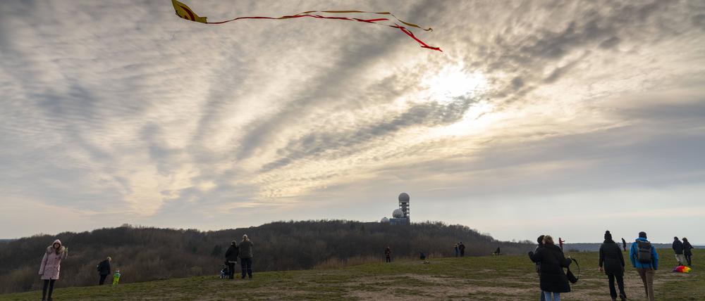 Spaziergänger auf dem Drachenberg gegenüber der Spionagestation auf dem Teufelsberg in Grunewald.