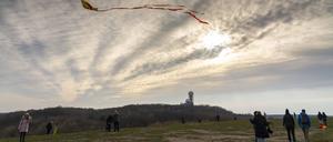 Spaziergänger auf dem Drachenberg gegenüber der Spionagestation auf dem Teufelsberg in Grunewald.