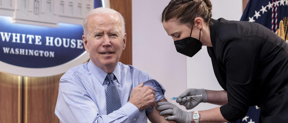 WASHINGTON, DC - MARCH 30: U.S. President Joe Biden receives a fourth dose of the Pfizer/BioNTech Covid-19 vaccine in the South Court Auditorium on March 30, 2022 in Washington, DC. Before receiving his second booster shot President Biden gave remarks call on Congress to pass further legislation to provide more funding to aid the Covid-19 pandemic response. Anna Moneymaker/Getty Images/AFP
== FOR NEWSPAPERS, INTERNET, TELCOS & TELEVISION USE ONLY ==