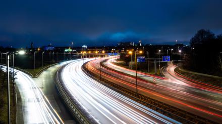 Autos fahren zur blauen Stunde auf dem Schöneberger Autobahnkreuz (Aufnahme mit Langzeitbelichtung). +++ dpa-Bildfunk +++