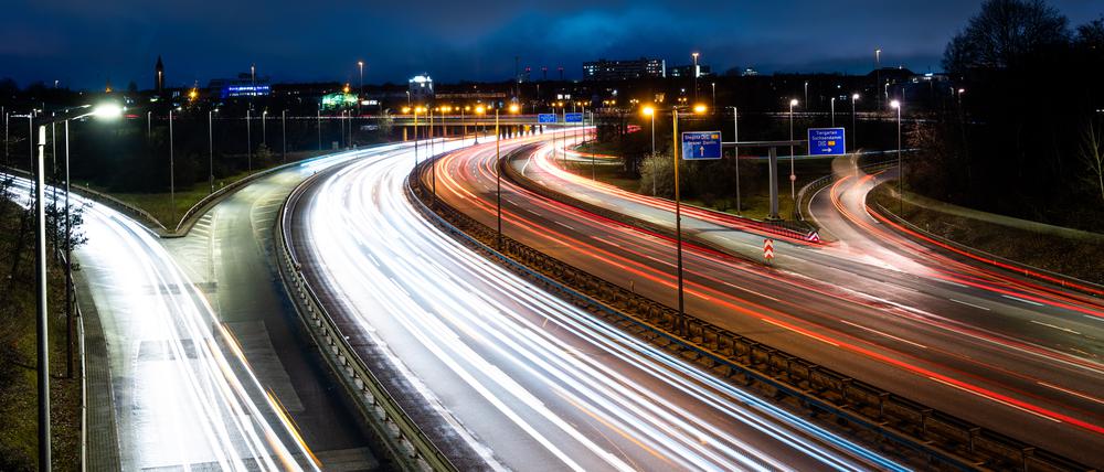 Autos fahren zur blauen Stunde auf dem Schöneberger Autobahnkreuz (Aufnahme mit Langzeitbelichtung). +++ dpa-Bildfunk +++