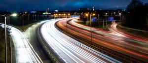 Autos fahren zur blauen Stunde auf dem Schöneberger Autobahnkreuz (Aufnahme mit Langzeitbelichtung). +++ dpa-Bildfunk +++