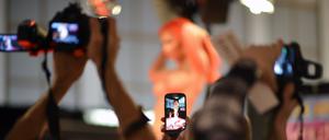 Besucher filmen und fotografieren während der Erotik-Messe „Venus“ in Berlin.
