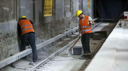 Saubere Sache. Die BVG will ihre U-Bahnhöfe pflegen, dafür will sie mehr Geld - wie hier auf der Baustelle in Neukölln. 