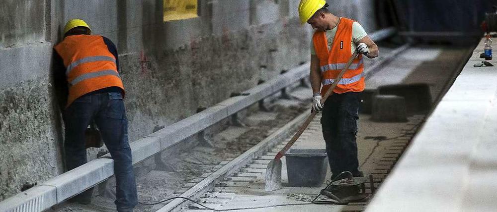 Saubere Sache. Die BVG will ihre U-Bahnhöfe pflegen, dafür will sie mehr Geld - wie hier auf der Baustelle in Neukölln. 