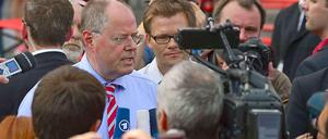 SPD-Kanzlerkandidat Peer Steinbrück zeigte sich empört über den Erpressungsversuch gegen ihn. Nach einer Wahlkampfveranstaltung in Erfurt (Thüringen) äußerte er sich zum Fall.