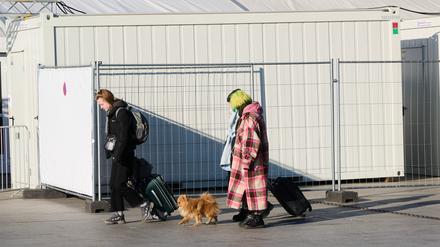 Kriegsflüchtlinge aus der Ukraine gehen am Hauptbahnhof Berlin zum Zelt der Berliner Stadtmission, das als Erstanlaufstelle für Geflüchtete dient. +++ dpa-Bildfunk +++