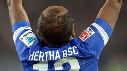 Und dann die Hände zum Himmel... Ronny lässt sich nach dem 1:1 in Hannover feiern. Es war der erste Treffer des Brasilianers aus einer Standardsituation in dieser Saison.