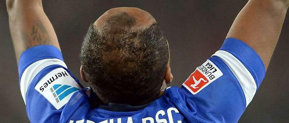 Und dann die Hände zum Himmel... Ronny lässt sich nach dem 1:1 in Hannover feiern. Es war der erste Treffer des Brasilianers aus einer Standardsituation in dieser Saison.