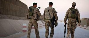 Drei Bundeswehrsoldaten patrouillieren durch das Feldlager in Kundus. Kurz vor dem Abzug der Bundeswehr aus der Stadt und der Übergabe des Camp an das afghanische Militär, wird das Lager besonders intensiv bewacht.