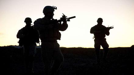 Soldaten der 1962 gegründeten US-Spezialeinheit Sea-Air-Land (SEAL) während eines Manövers. Die Navy Seals griffen in der Nacht zum Samstag das Haus eines Anführers im Süden Somalias an.