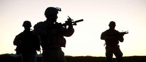Soldaten der 1962 gegründeten US-Spezialeinheit Sea-Air-Land (SEAL) während eines Manövers. Die Navy Seals griffen in der Nacht zum Samstag das Haus eines Anführers im Süden Somalias an. 