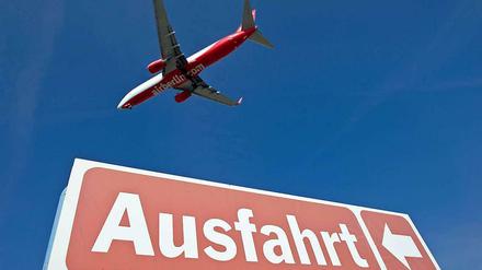 Wer am künftigen Flughafen BER wohnt, soll schnell Schalldämmung einbauen. Das Geld gibt es zurück. 