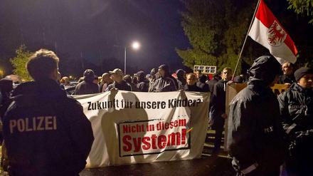 In Pätz bei Königs Wusterhausen demonstrieren Rechte gegen ein geplantes Flüchtlingsheim.