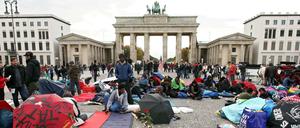Symbolträchtiger Ort: Seit Montag ist eine Gruppe von Flüchtlingen vor dem Brandenburger Tor in einen Hungerstreik getreten.