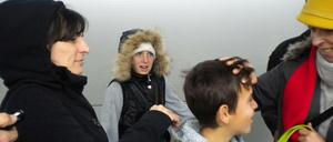 Wieder vereint. Zaina B. mit Linda, Magomed und Ramona Krönke (v.l.n.r.) am Dienstag am Flughafen Tegel. 