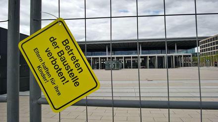 Der Bund der Steuerzahler prangert den BER in seinem „Schwarzbuch“ als „Baustelle in der Baustelle“ an.