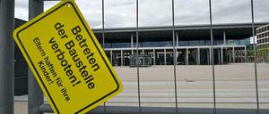 Der Bund der Steuerzahler prangert den BER in seinem „Schwarzbuch“ als „Baustelle in der Baustelle“ an.
