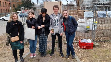 Schüler:innen des Französichen Gymnasiums und ihre Lehrerin. 