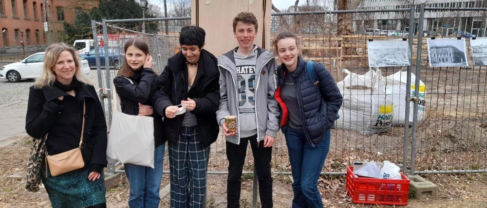 Schüler:innen des Französichen Gymnasiums und ihre Lehrerin.