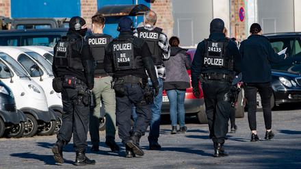 Polizeibeamte gehen über einen Hof eines Gewerbegebietes in Weißensee. Seit dem frühen Morgen gehen Polizeibeamte gegen die Hells Angels in Berlin und Brandenburg vor. Bei der Razzia sind mehrere hundert Beamte im Einsatz. Nach Behördenangabe geht es um Ermittlungen wegen Drogenhandels und Waffenhandels. Ziel der Durchsuchungen seien Beweismittel wie Datenträger, Handys und Vermögenswerte. Auslöser sind entschlüsselte Daten des Kurznachrichtendienstes Encrochat. +++ dpa-Bildfunk +++