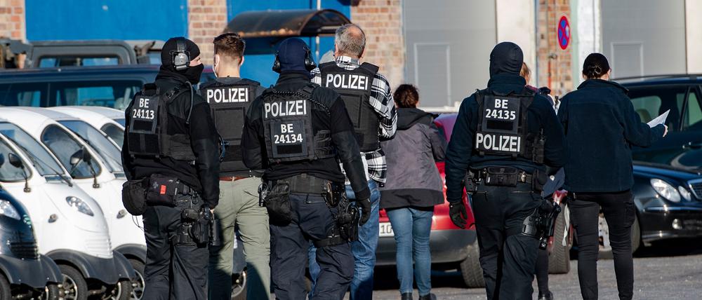 Polizeibeamte gehen über einen Hof eines Gewerbegebietes in Weißensee. Seit dem frühen Morgen gehen Polizeibeamte gegen die Hells Angels in Berlin und Brandenburg vor. Bei der Razzia sind mehrere hundert Beamte im Einsatz. Nach Behördenangabe geht es um Ermittlungen wegen Drogenhandels und Waffenhandels. Ziel der Durchsuchungen seien Beweismittel wie Datenträger, Handys und Vermögenswerte. Auslöser sind entschlüsselte Daten des Kurznachrichtendienstes Encrochat. +++ dpa-Bildfunk +++