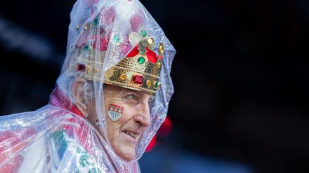 Ganz im Gegensatz zu diesem königlichen Karnevalisten. Ein Regencape schützt Haupt und Krone.