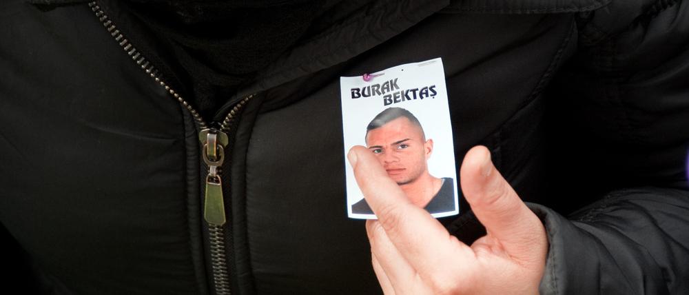 Melek Bektaş bei einer Trauerfeier für ihren Sohn.