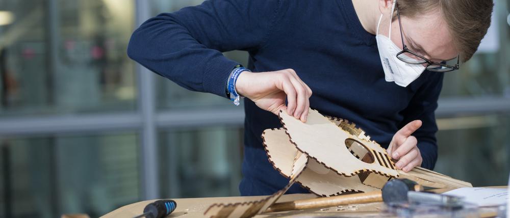 Ein Workshop-Teilnehmer baut mithilfe von „Kyub“ eine Ukulele.