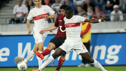 Stuttgarts Antonio Rüdiger (rechts) kämpft gegen Hannovers Lars Stindl um den Ball. Benedikt Röcker schaut interessiert zu. 