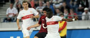Stuttgarts Antonio Rüdiger (rechts) kämpft gegen Hannovers Lars Stindl um den Ball. Benedikt Röcker schaut interessiert zu. 
