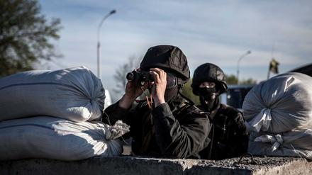 Ukrainische Soldaten beziehen in der Ostukraine Stellung. Laut Informationen drangen russische Soldaten bis auf einen Kilometer an die ukrainische Grenze vor.