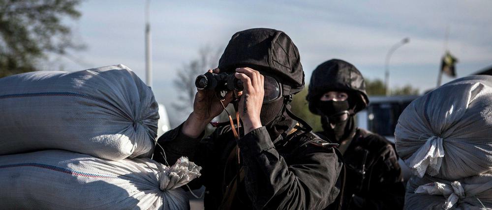 Ukrainische Soldaten beziehen in der Ostukraine Stellung. Laut Informationen drangen russische Soldaten bis auf einen Kilometer an die ukrainische Grenze vor.