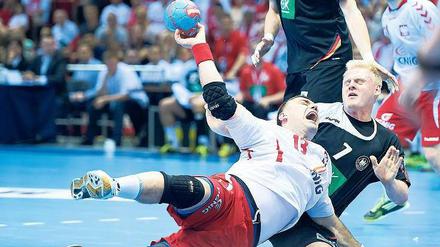 Kampf für Katar. Nachdem die deutsche Mannschaft zuletzt Olympia und EM verpasst hat, will sie unbedingt zur WM 2015 nach Katar. Bundestrainer Martin Heuberger setzt dafür auf Talente wie Patrick Wiencek (rechts), der hier mit vollem Einsatz versucht, den Polen Bartosz Jurecki zu stoppen.