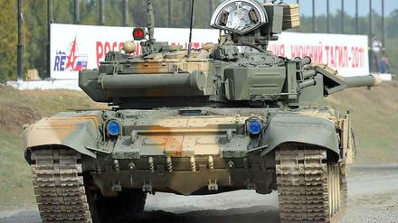 Russische Panzer wie hier auf einem Übungsgelände sollen im Osten der Ukraine aufgetaucht sein.