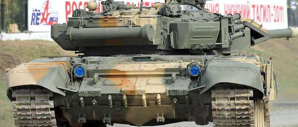 Russische Panzer wie hier auf einem Übungsgelände sollen im Osten der Ukraine aufgetaucht sein.