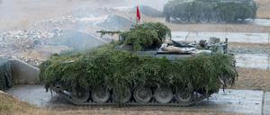 Zwei Schützenpanzer Marder schießen am 14.12.2016 auf dem Truppenübungsplatz in Grafenwöhr (Bayern). Das Panzergrenadierbataillon 122 aus Oberviechtach bereitet sich auf ihren Einsatz in Litauen vor. Foto: Armin Weigel/dpa +++(c) dpa - Bildfunk+++ | Verwendung weltweit