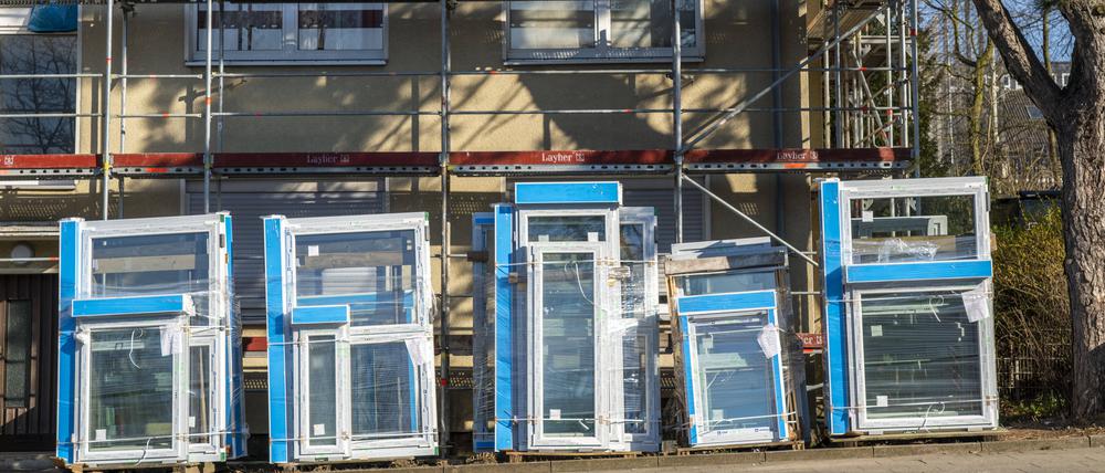 Energetische Sanierung von Wohnhäusern, älteres Mehrfamilienhaus ist eingerüstet, bekommt eine Wärmedämmung und neue Fenster.
