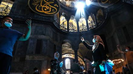 Gläubige besuchen die Hagia Sophia in Istanbul, die seit Juli als Moschee dient.