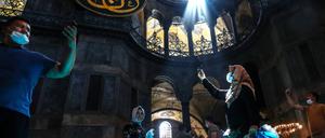 Gläubige besuchen die Hagia Sophia in Istanbul, die seit Juli als Moschee dient.