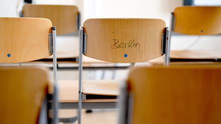 ARCHIV - 13.08.2018, Berlin: Hochgestellte Stühle in einem Klassenraum einer Schule. Das erste Neubauprojekt des milliardenschweren Berliner Schulbau- und Sanierungsprogramms entsteht in Mahlsdorf. (zu "Grundsteinlegung für erste Schule der «Schulbauoffensive»" vom 26.08.2018) Foto: Britta Pedersen/ZB/dpa +++ dpa-Bildfunk +++