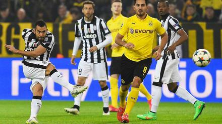Traf doppelt gegen den BVB: Juves Carlos Tevez (l.). Hier holt er zum Schuss, der zum 1:0 führte, aus.