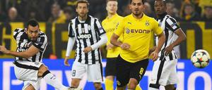 Traf doppelt gegen den BVB: Juves Carlos Tevez (l.). Hier holt er zum Schuss, der zum 1:0 führte, aus.