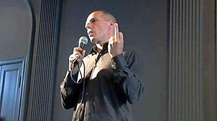 Ein Mittelfinger und eine nicht enden wollende Debatte. Über die Echtheit dieser Geste des griechischen Finanzministers wird weiter heiß diskutiert. 