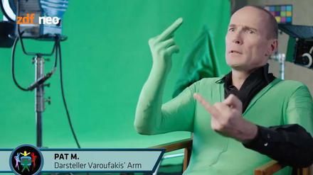 Pat M. soll Jan Böhmermann als Armdouble für Varoufakis gedient haben.